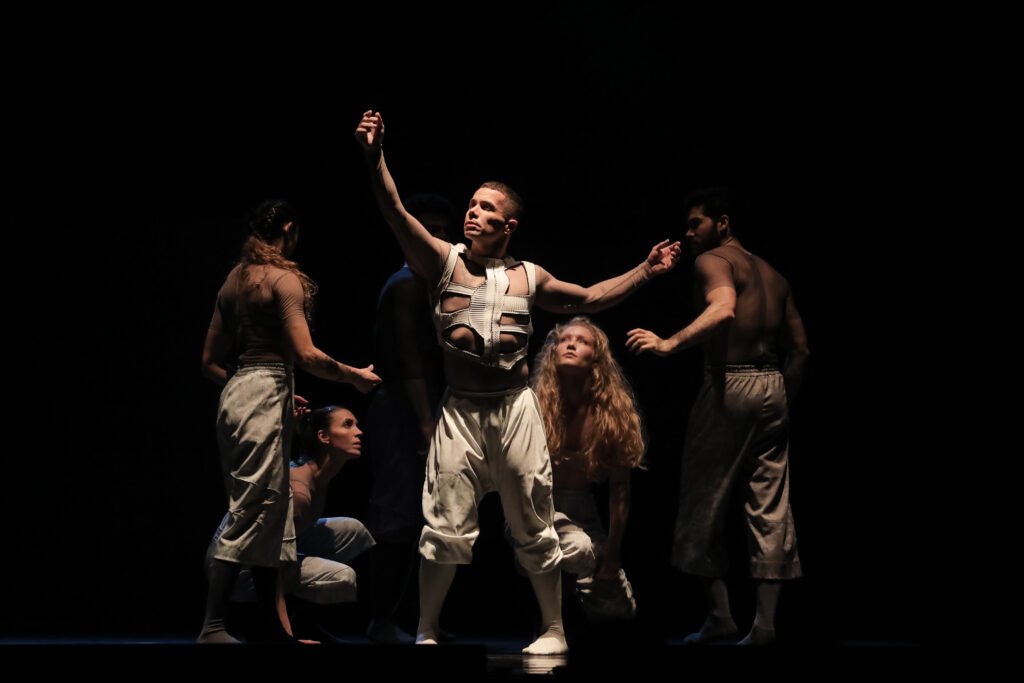 Coreografia Ânima - Imensidão Adentro / Foto: Fabio Alcover - Festival de Dança de Londrina