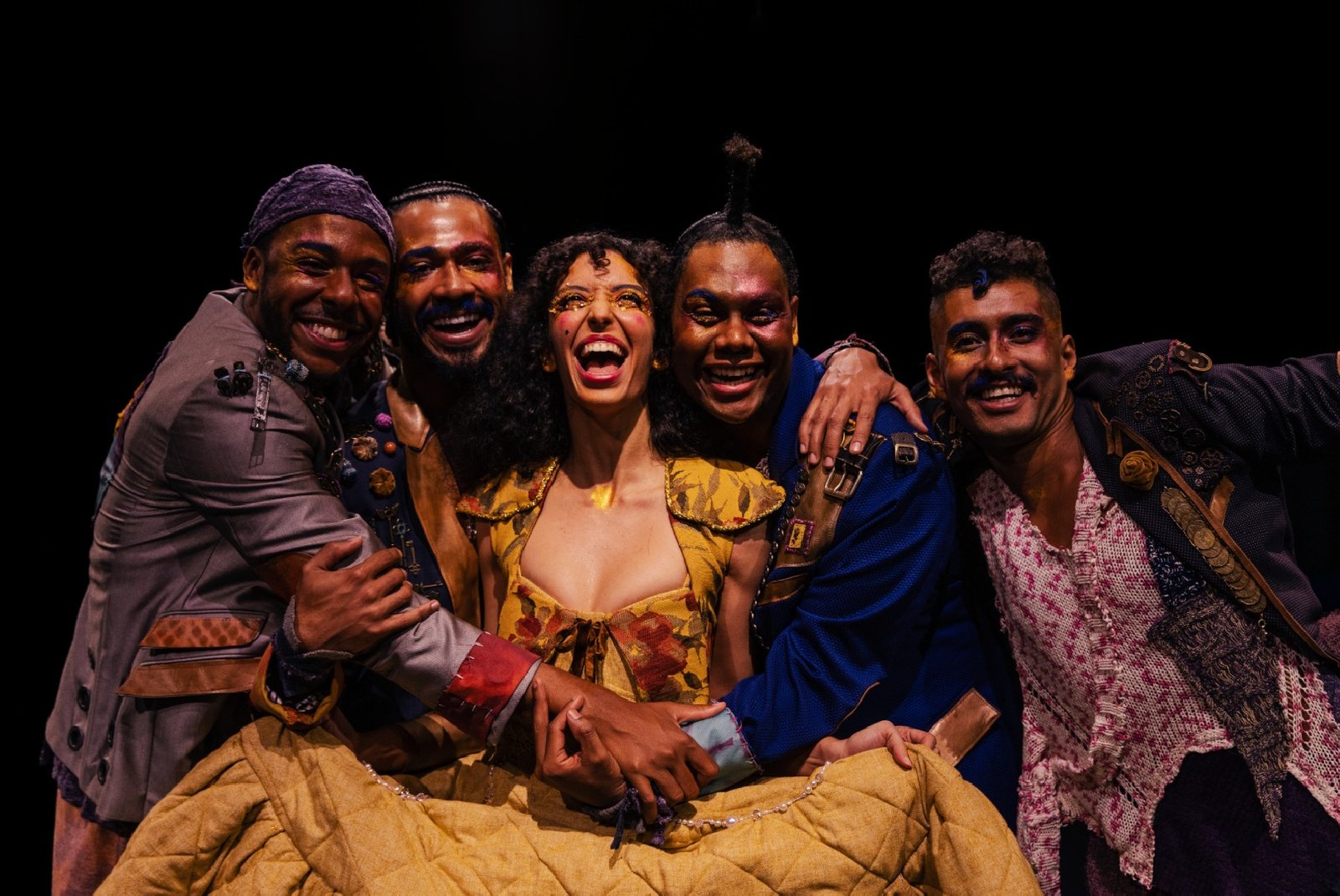 A Máquina, comédia que marcou a história da dramaturgia brasileira, volta ao Festival de Curitiba em nova montagem (Créd Flora Negri)