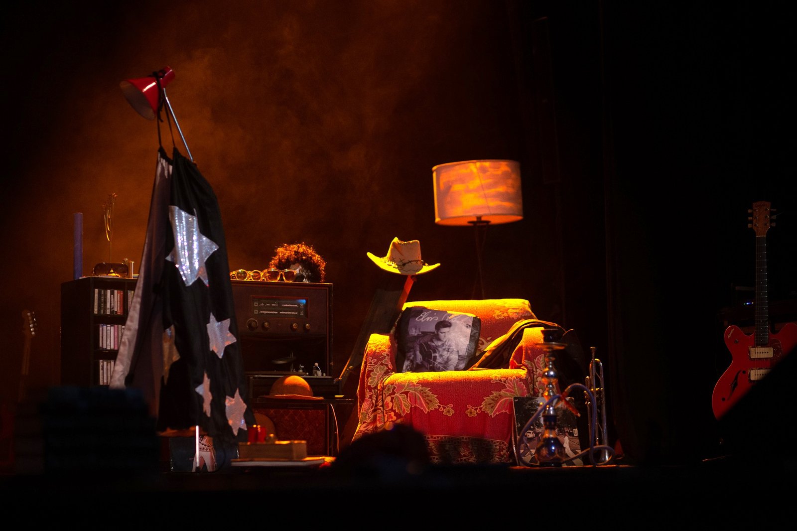 A montagem reúne 21 músicas convidando o público a passar uma noite no escritório criativo do artista (Créd. Helena Leão e Thais Andressa)