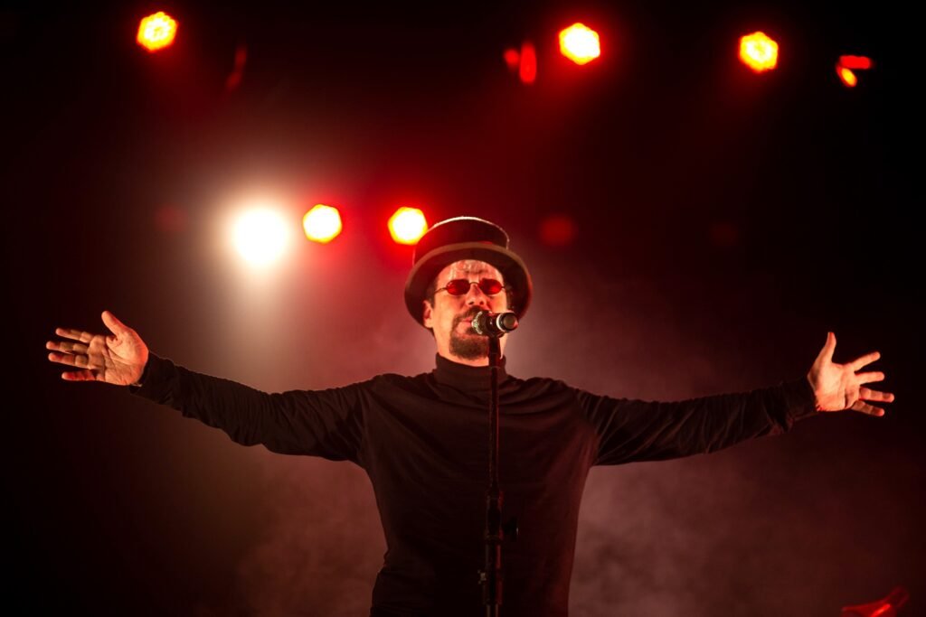 A montagem reúne 21 músicas convidando o público a passar uma noite no escritório criativo do artista (Créd. Helena Leão e Thais Andressa)