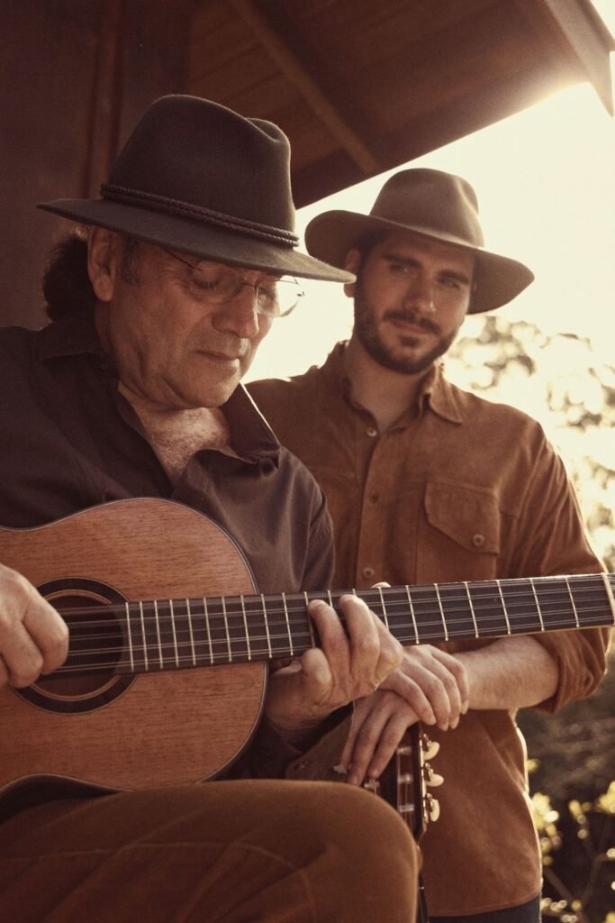 Almir Sater e Gabriel Sater na turnê "Pai e Filho"/ Crédito Renato Pagliacci