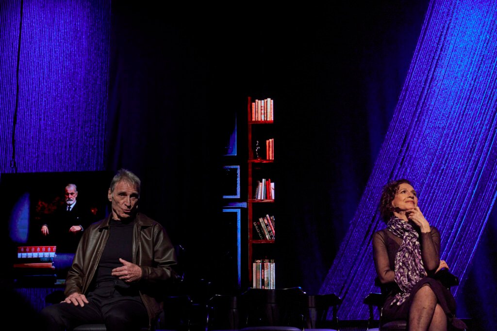 Herson Capri e Natália do Vale na peça A Sabedoria dos Pais - Foto: Reprodução