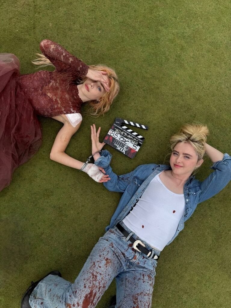 As atrizes Samara Weaving e Kathryn Newton no set de filmagens / Foto: Reprodução