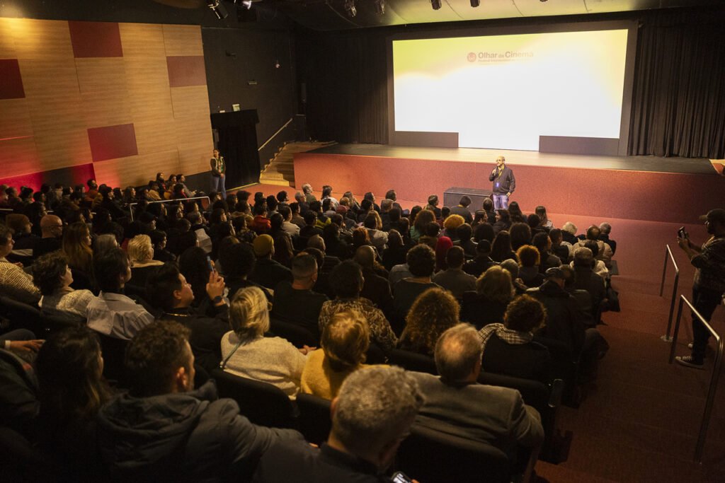 Olhar de Cinema - Festival Internacional de Curitiba / Cred Lina Sumizono