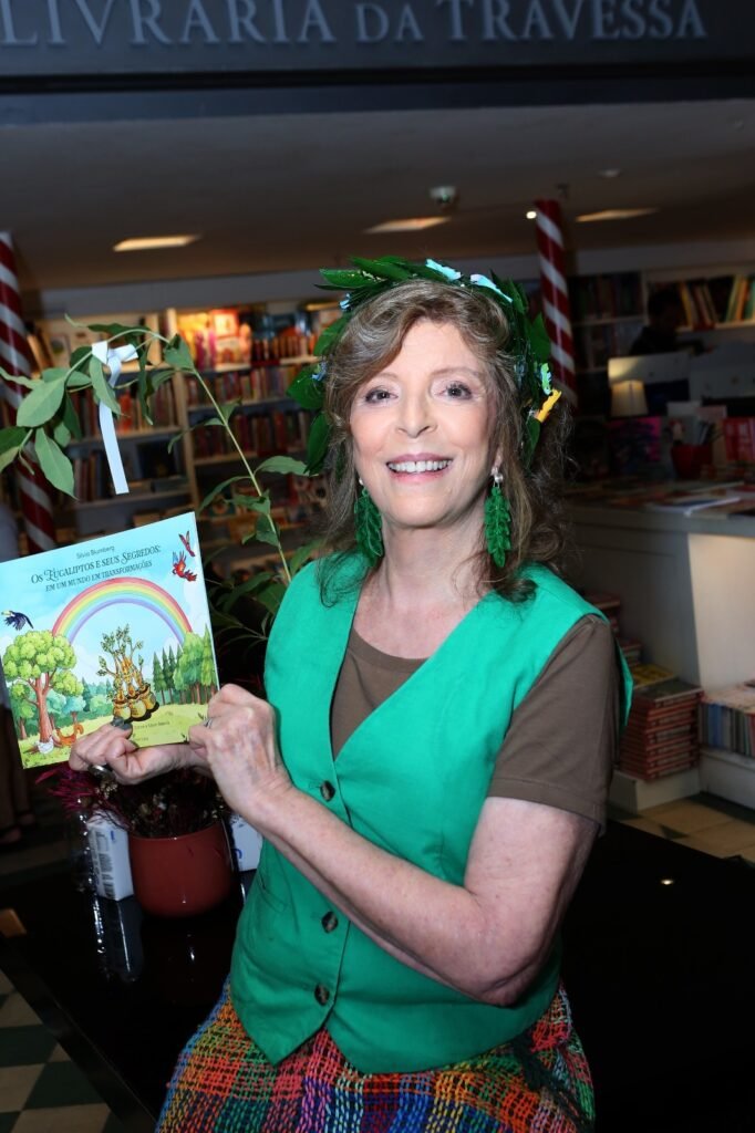 A autora Silvia Blumberg apresenta a obra Os eucaliptos e seus segredos: em um mundo em transformações / Foto: Reprodução