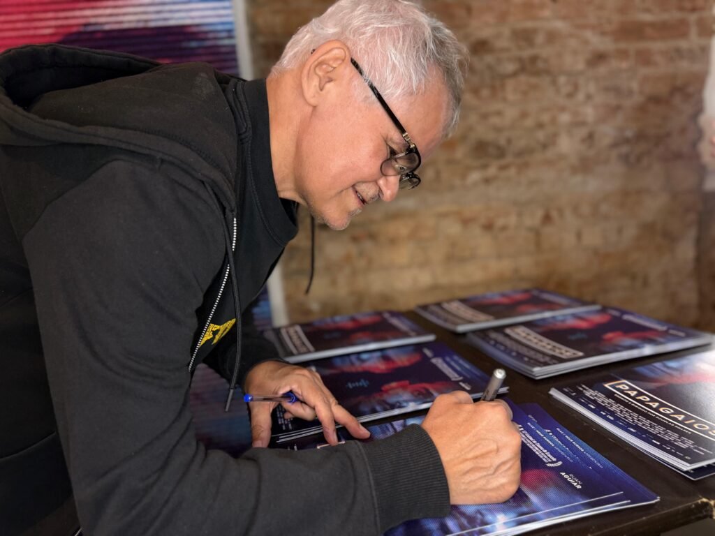 Cred Bianca Merolli O ator Gero Camilo autografou os cartazes oficiais de 'Papagaios' em encontro com o público