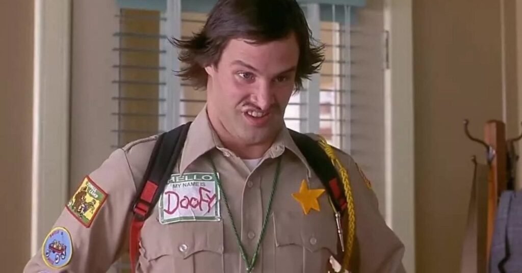 Dave Sheridan interpreta Doofy Gilmore no primeiro filme da saga Todo Mundo em Pânico. Imagem: Reprodução.