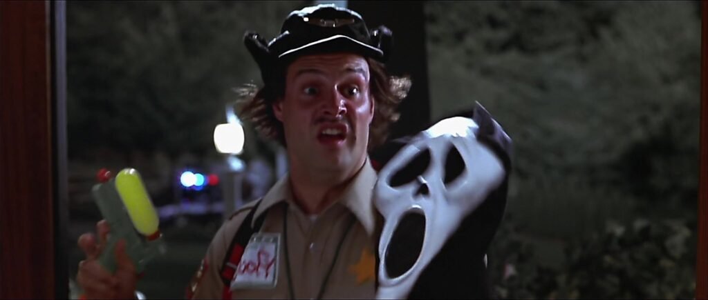 Dave Sheridan interpreta Doofy Gilmore no primeiro filme da saga Todo Mundo em Pânico. Imagem: Reprodução.